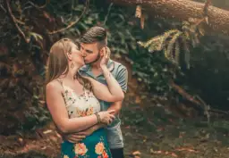 Na której randce pocałunek? Poznaj niepisane zasady i wskazówki