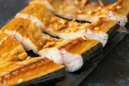 Jak bezpiecznie przewieźć wędzone ryby znad morza bez utraty świeżości