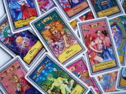 Jak odczytywać karty tarota: proste techniki i interpretacje dla każdego