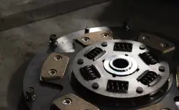 ¿Te suena el embrague al pisarlo? Causas y soluciones comunes