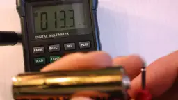 Jak sprawdzić pojemność baterii multimetrem i uniknąć błędów pomiarowych