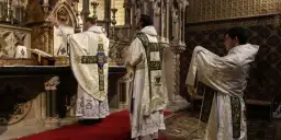 Kto może odprawiać mszę świętą? Odkryj tajemnice uprawnień kapłańskich