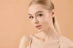 Jak dobrać korektor do koloru skóry, aby uniknąć sztucznego efektu