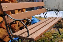 Jak pomalować drewnianą ławkę ogrodową, aby przetrwała lata?