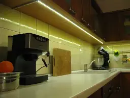 Jak zrobić oświetlenie pod szafkami w kuchni - łatwe i tanie sposoby