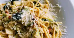 Błyskawiczny makaron z ricottą i cukinią: przepis na kremowy obiad