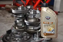 Ile oleju do skrzyni biegów? Kluczowe informacje o pojemności i wymianie