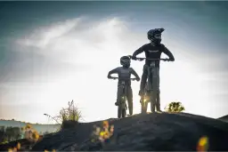 Czy można jechać rowerem obok siebie? Przepisy i bezpieczeństwo na drodze