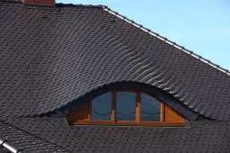 Dachówki ceramiczne w rybią łuskę: poznaj najlepszy sposób układania