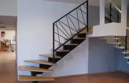 Schody drewniane czy metalowe: Porównanie, zalety i wady wyboru