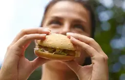 Zasady spożywania mięsa w piątek dla katolików - co musisz wiedzieć