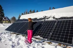 Jak usunąć śnieg z paneli fotowoltaicznych na dachu bez ryzyka