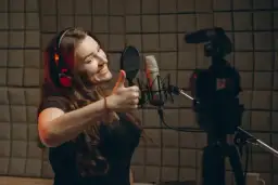 Ile zarabia aktor dubbingowy w Polsce i co wpływa na jego wynagrodzenie