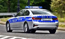 Jak rozpoznać policyjne rejestracje i tablice oznakowanych radiowozów