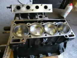 Ile kosztuje remont silnika? Poznaj ceny i czynniki wpływające