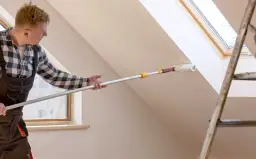 Jak malować skosy na poddaszu: unikaj najczęstszych błędów malarskich