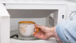 Niebezpieczne sekrety gotowania wody w mikrofali: Unikaj groźnych błędów