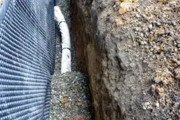 Jaki żwir do drenażu oczyszczalni? Unikaj błędów i oszczędzaj