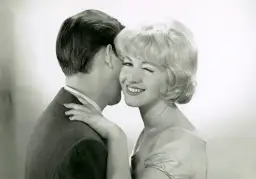 Co oznacza sen o przytulaniu? Odkryj emocjonalne znaczenie snu