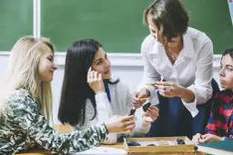 Kim jest pedagog szkolny i jak wspiera uczniów oraz rodziców