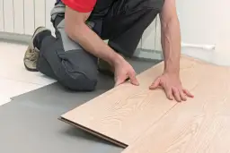 Cennik układania paneli podłogowych w 2025 roku