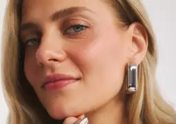 Trendy biżuteryjne w 2026 – jak wybrać biżuterię na prezent, żeby była noszona cały rok?