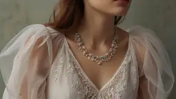 Czy bluzka z tiulem na rękawach to must-have tego sezonu?