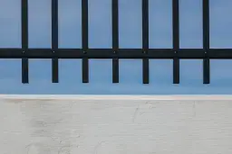 Co zamiast podmurówki pod ogrodzenie? Atrakcyjne alternatywy i ich zalety