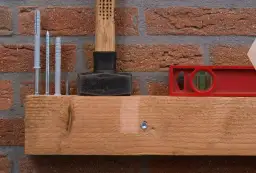 Jak zamontować belkę do elewacji: praktyczna instrukcja krok po kroku