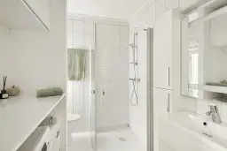 Jak urządzić małą łazienkę, aby stała się funkcjonalnym rajem?