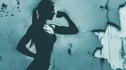 "Ona ma siłę": Jaki przekaz niesie tekst piosenki? Interpretacja słów