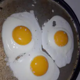 Ile kalorii mają 3 jajka? Sprawdź, jak wpływają na Twoją dietę i zdrowie