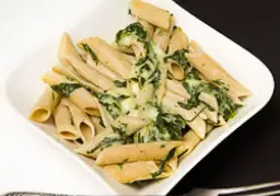 Penne ze szpinakiem w sosie śmietanowo serowym – szybki przepis na obiad