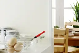 Czym skleić krzesło drewniane, aby naprawić je na zawsze?