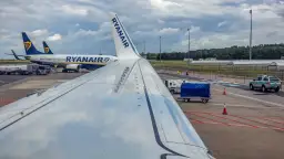 Czy w samolocie trzeba mieć maseczkę Ryanair? Oto najnowsze informacje