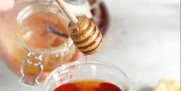W jakiej temperaturze rozpuszczać miód, aby nie stracić wartości?