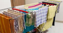 Gdzie suszyć pranie w bloku? Skuteczne sposoby na małe przestrzenie