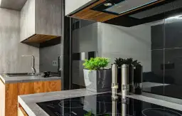 Jakie kolory ścian najlepiej pasują do szarych mebli kuchennych?