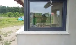 Jaki parapet zewnętrzny pasuje do okien antracytowych? Sprawdź praktyczne porady