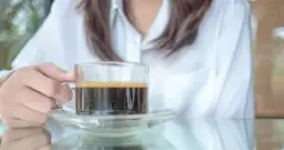 Kawa ile przed snem? Dowiedz się, jak uniknąć problemów ze snem