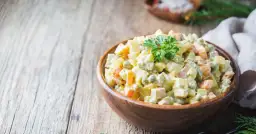 Ile kalorii ma sałatka jarzynowa z majonezem? Zaskakujące wartości!