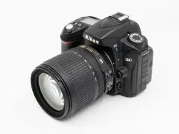 Nikon D90 z obiektywem 18-105mm VR. Aparat cyfrowy z licznymi funkcjami, idealny do nauki fotografii.