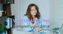 Kobieta z długopisem zastanawia się nad strategią videomarketingu. Na biurku laptop i notatnik.