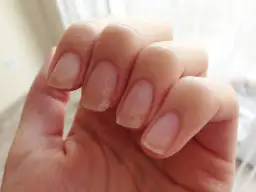 Skuteczne sposoby na zniszczone paznokcie po hybrydzie – odbuduj je teraz