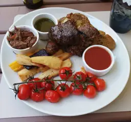 Gdzie zjeść w Zwierzyńcu? Odkryj najlepsze miejsca na pyszne dania