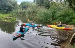 Spływy kajakowe Rawką: Rezerwacja, Trasy i Cennik | Twoja Przygoda