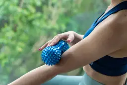 Jak używać podwójnej piłki do masażu, aby złagodzić ból mięśni