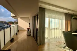 Dwa ujęcia: balkon z widokiem na domy i wnętrze z zasłonami i krzesłami.