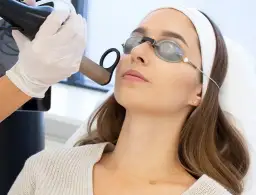 Laser frakcyjny czy mezoterapia - co wybrać dla zdrowej skóry?