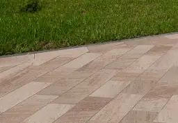 Czym zasypać kostkę brukową, aby uniknąć problemów z wodą?